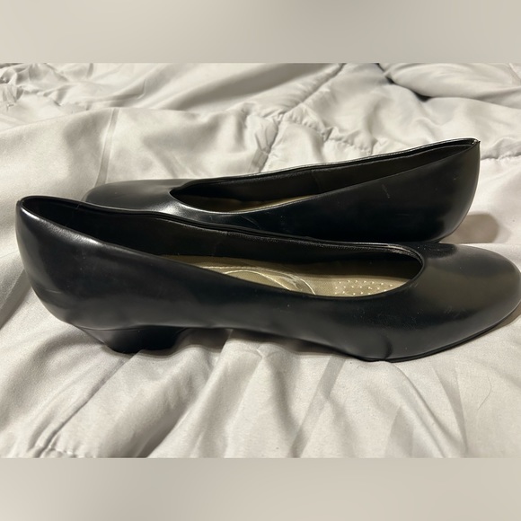 Soft Style Hush Puppies Black Flats Size 8.5 - Picture 2 of 4